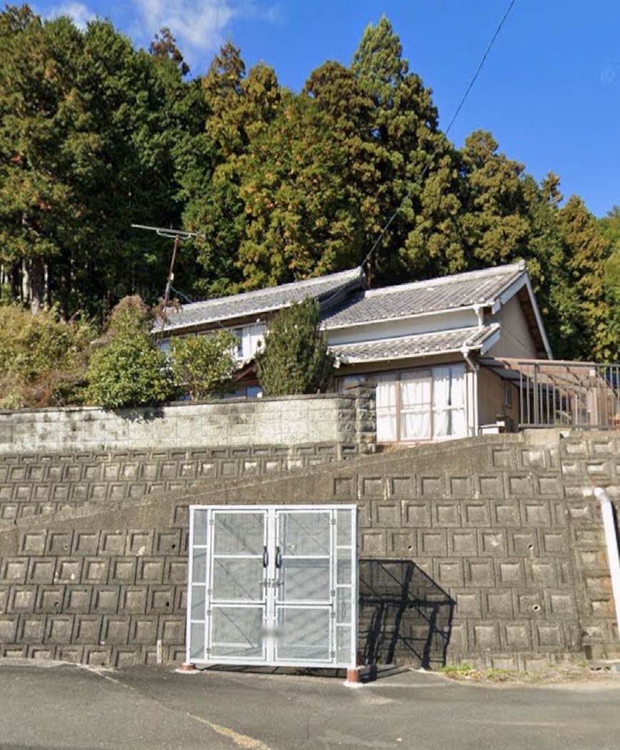 庭木と石塀（イメージ）