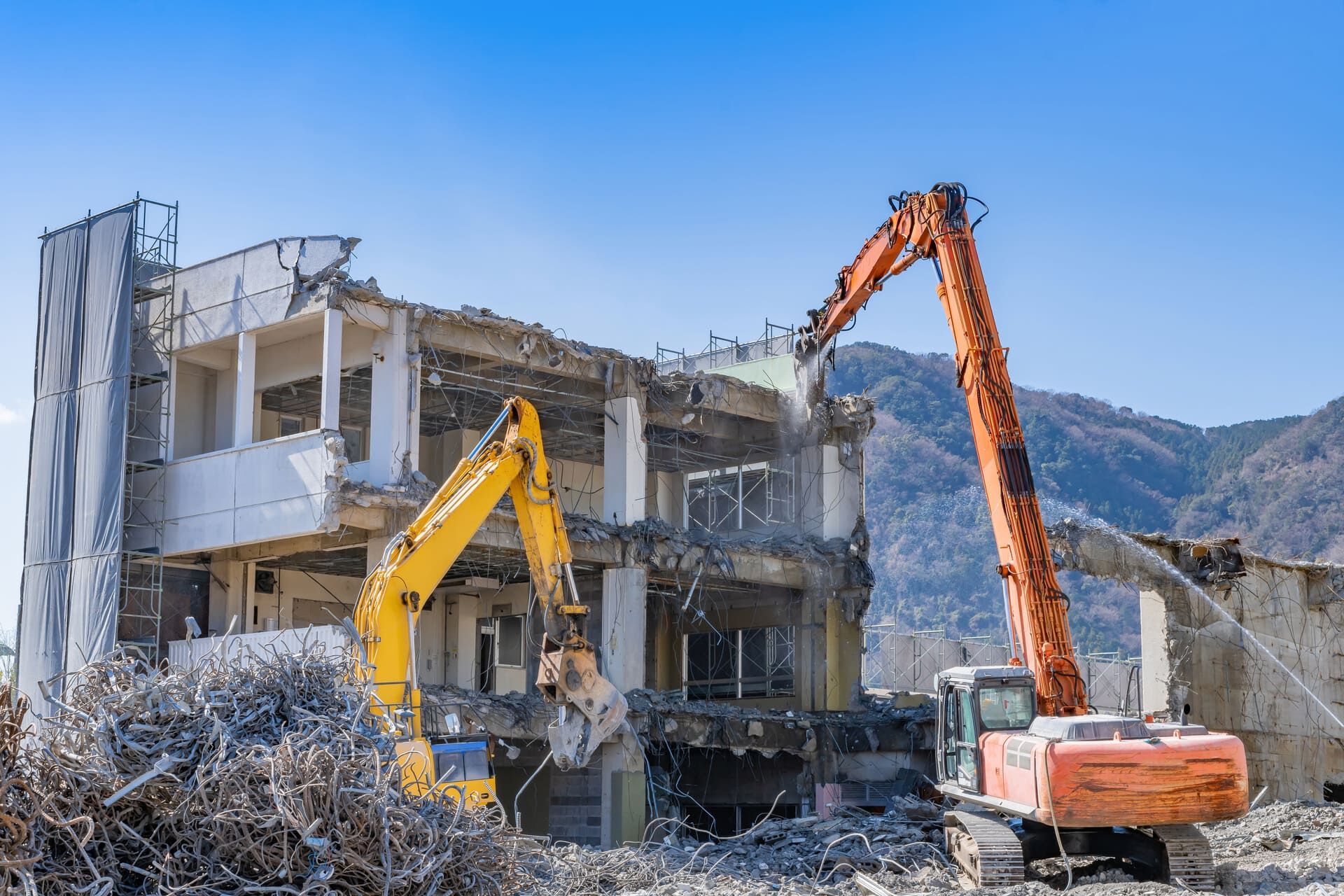重機による建物の解体（イメージ）